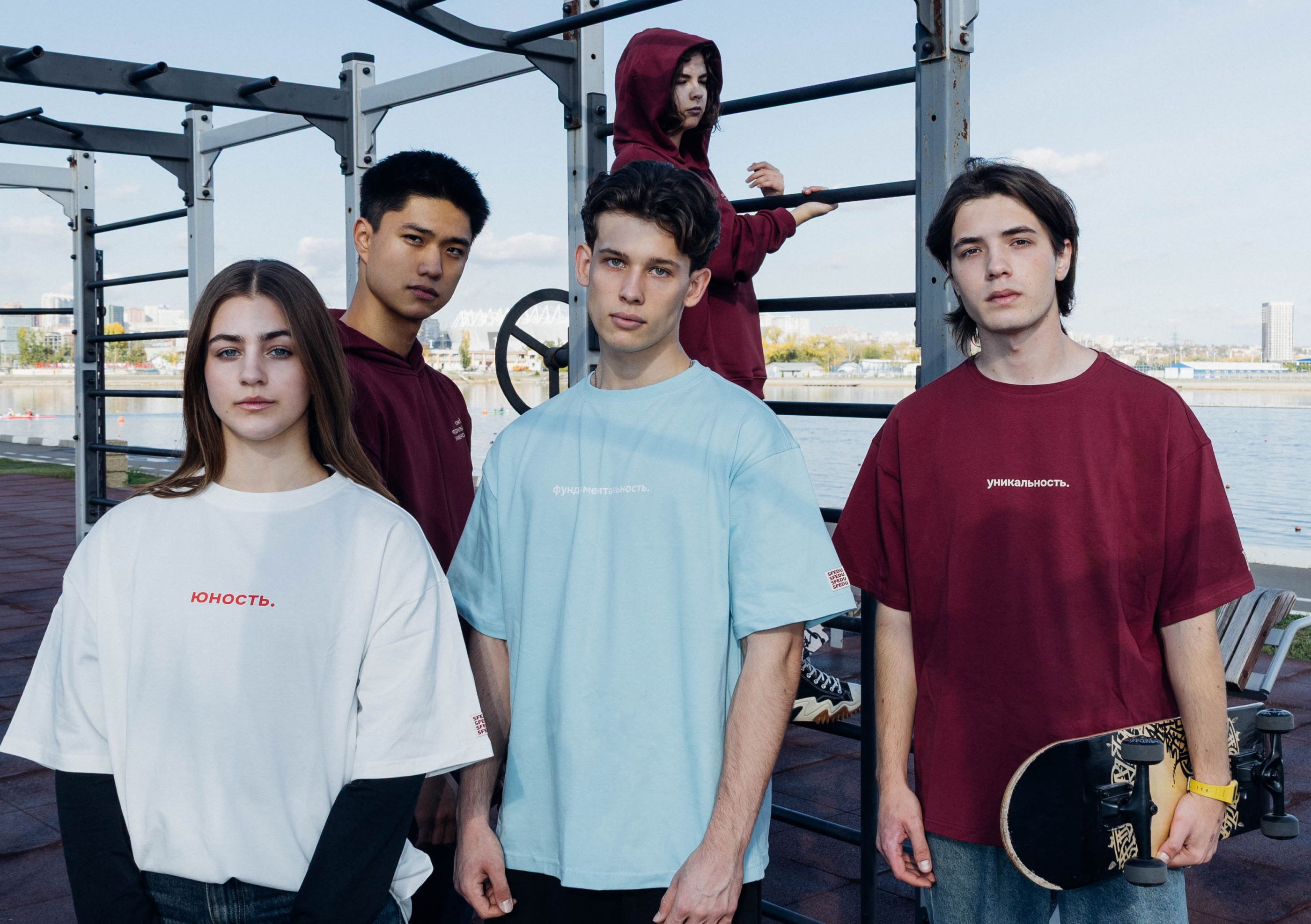 «Мы прямо заморачиваемся». Как от печати мемов на майках «Принт Шоп» пришел к премиальному мерчу