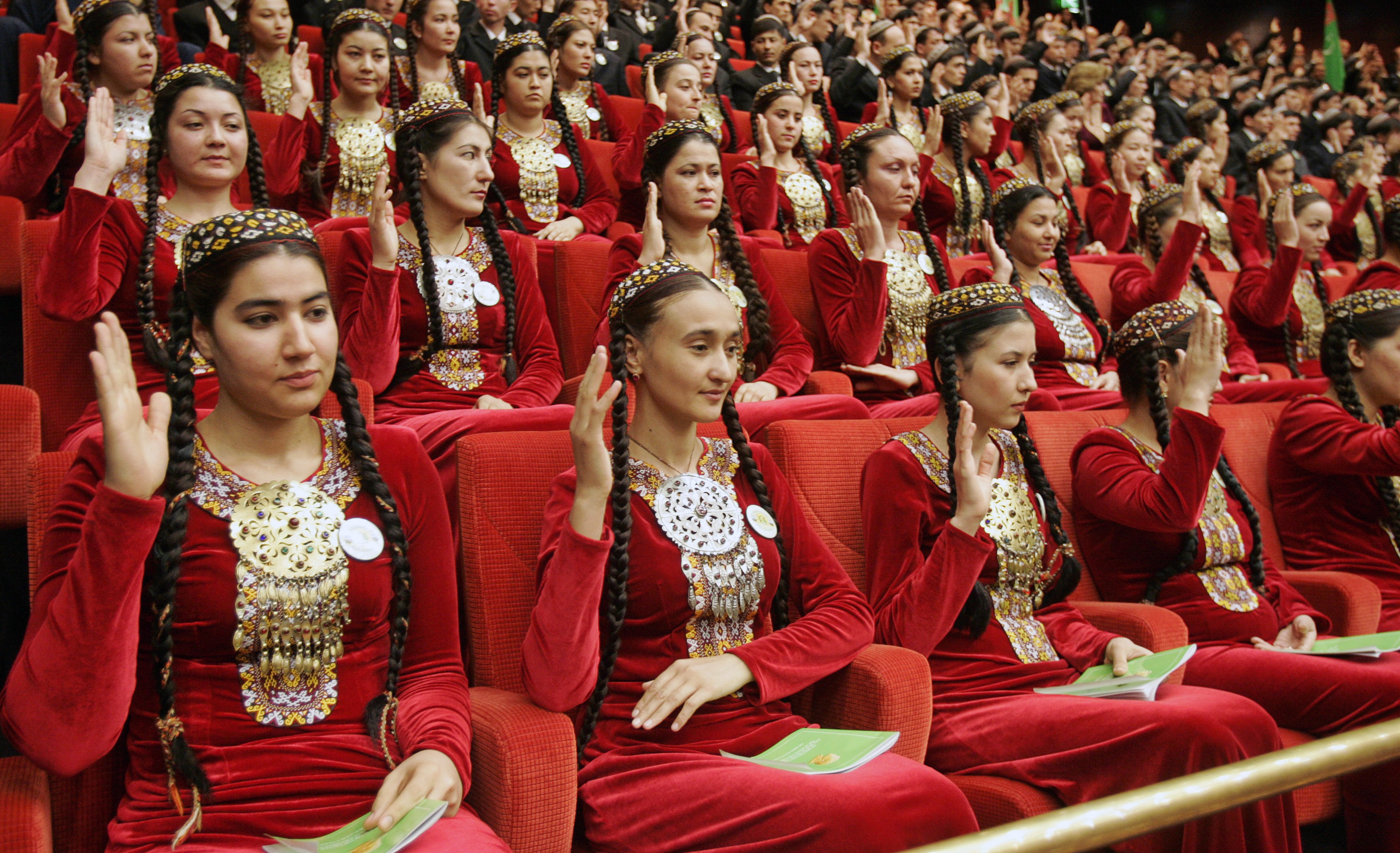 В Туркменистане всем женщинам к 8 Марта подарят по 11 долларов