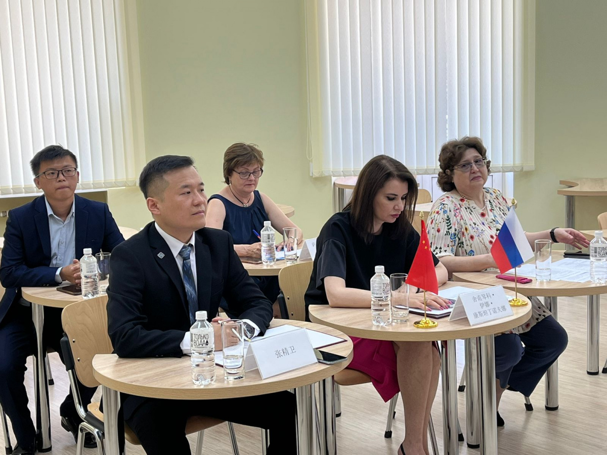 Подписание соглашения о российско-китайском сотрудничестве в сфере образования. Чжан Цзинвэй в первом ряду, справа от него ректор Южного федерального университета Инна Шевченко.