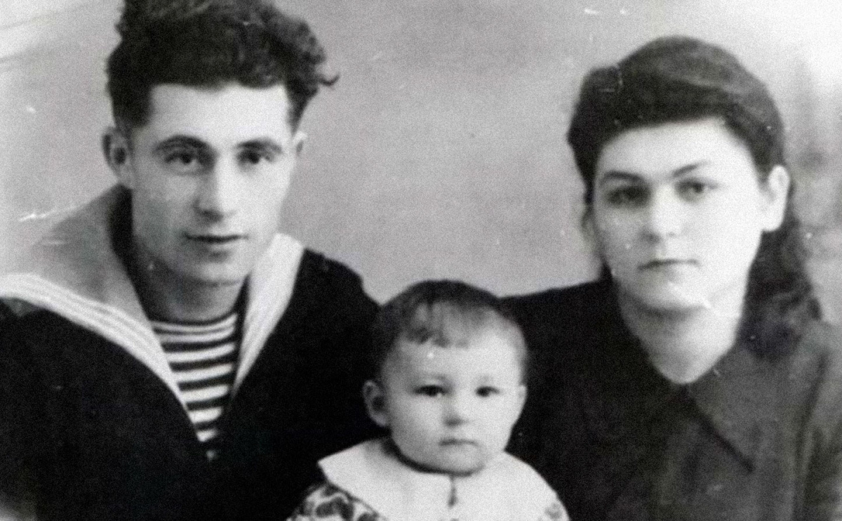 Маленький Сережа Бондарчук с родителями.