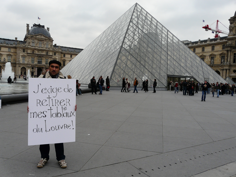 Надпись на плакате «Я требую убрать мои картины из Лувра!» (в 2010 году 4 работы Тер-Оганьяна были включены в состав выставки «Русский контрапункт» в Лувре, несмотря на протест самого художника).