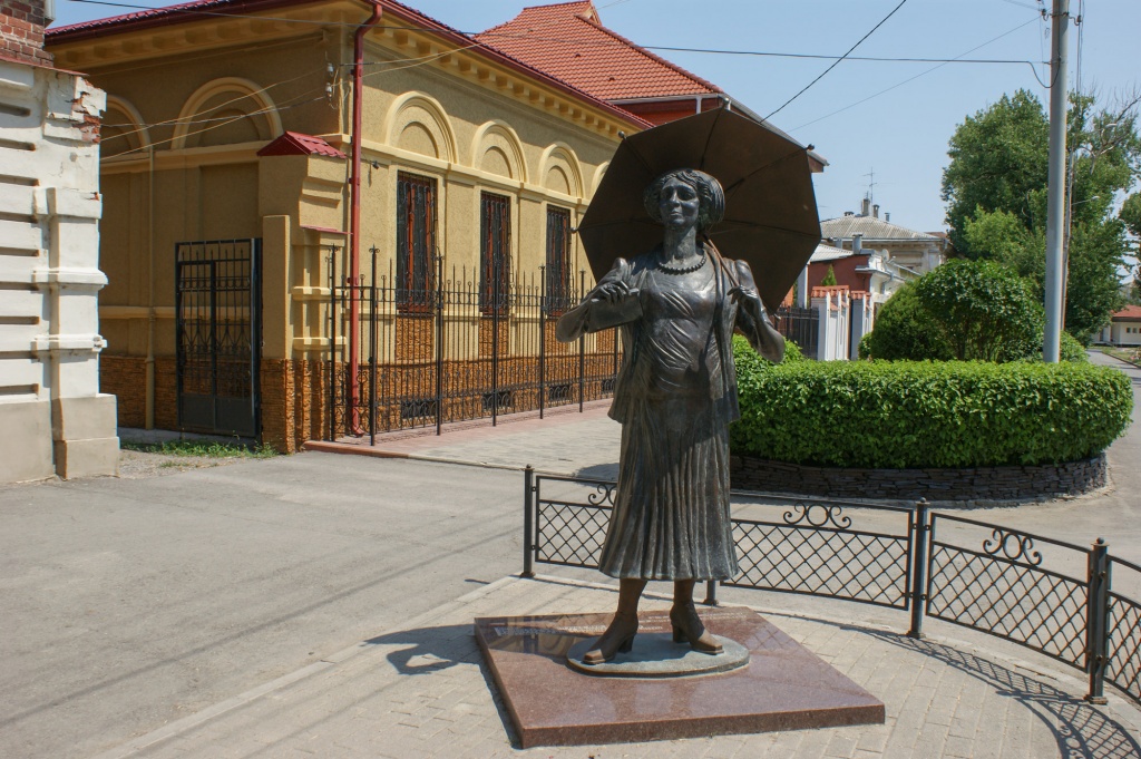Памятник Фаине Раневской в родном Таганроге.