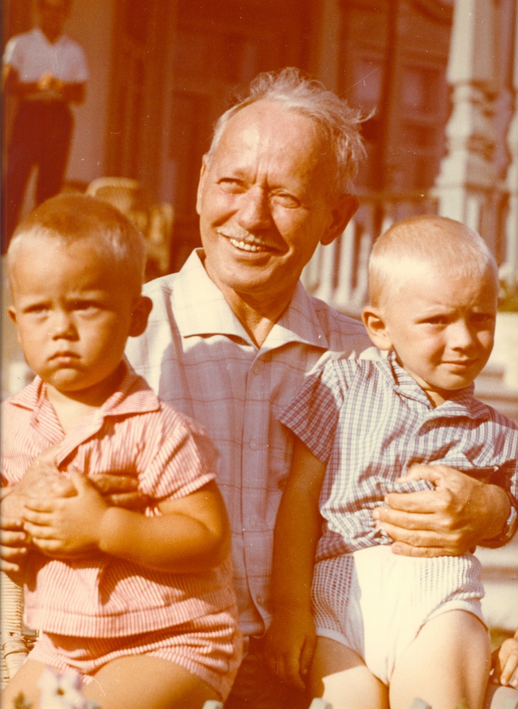 Писатель с внуками Александром и Андреем.