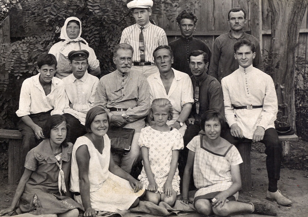 Сотрудники ростовского зоопарка и юннаты. Владимир Кегель третий справа в среднем ряду. В нижнем ряду вторая справа — его ученица и будущая жена Ася Ланг. 1928 год.