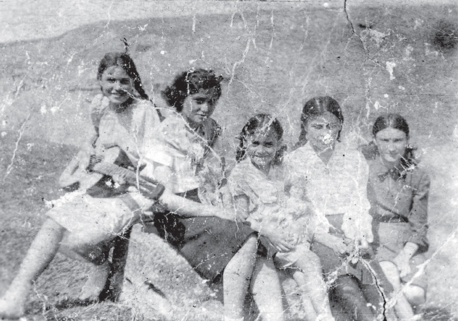Та самая фотокарточка с дочкой Элей (она в центре), с которой Печерский прошел всю войну: и фронт, и лагеря.