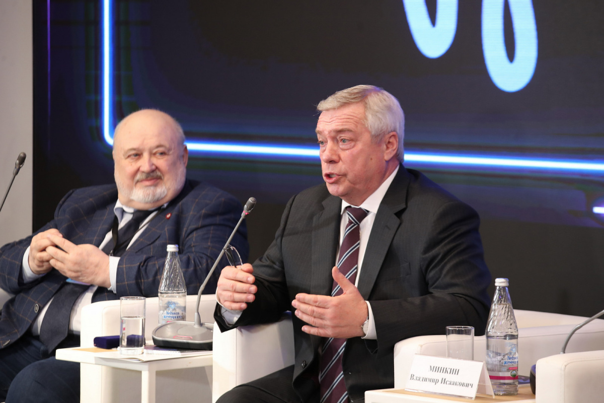 Ректор ВГИК Владимир Малышев (слева) и губернатор Ростовской области Василий Голубев.
