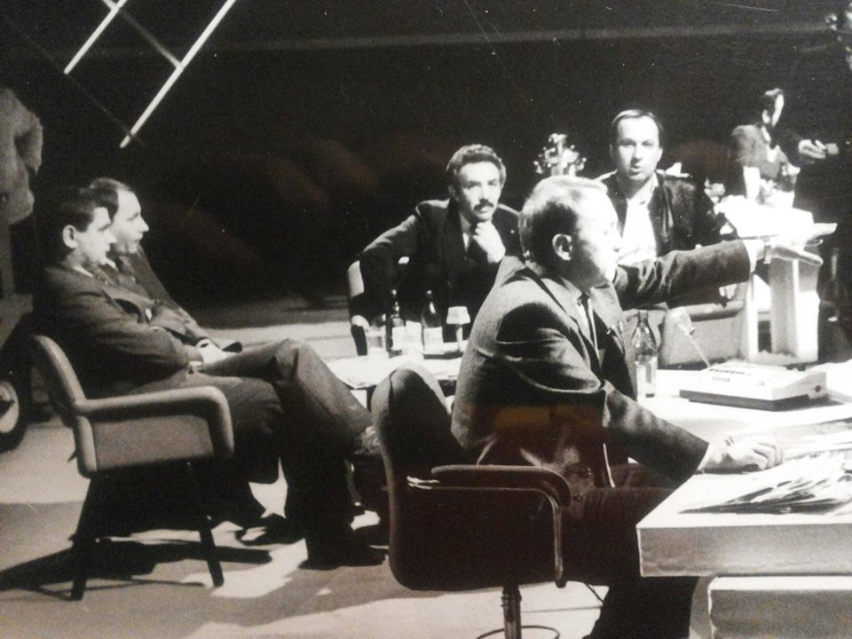 Советское ток-шоу «12-й этаж». На переднем плане — ведущий Александр Масляков, в центре анфас — главный редактор молодежной редакции ЦТ Эдуард Сагалаев, справа от него Иван Кононов.