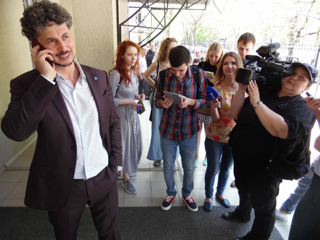 Александр Хуруджи с журналистами после вынесения оправдательного приговора.