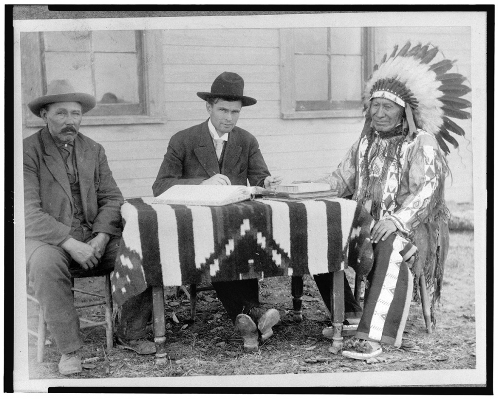 Американские чиновники регистрируют вождя лакота Американского Коня как гражданина США. 1907 год.