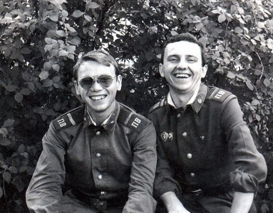 Гитарист «Чайф» Владимир Бегунов и Владимир Шахрин во время службы в погранвойсках, 1978 год.