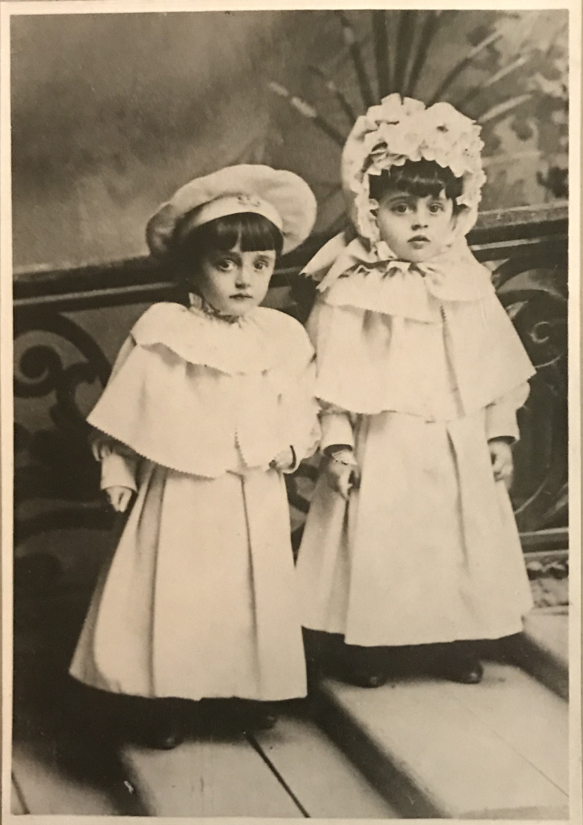 Валя (слева) с сестрой-близнецом Лизой.