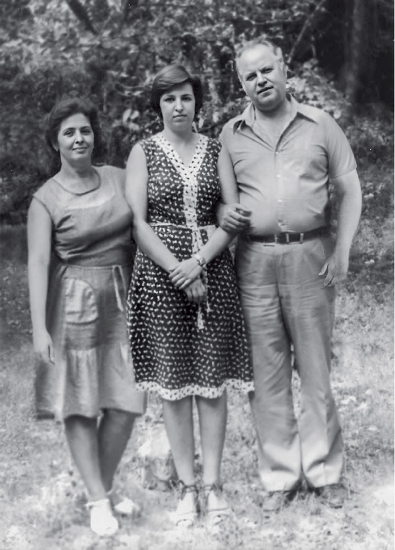 С женой Надеждой и дочкой Ларисой. 1981 год.