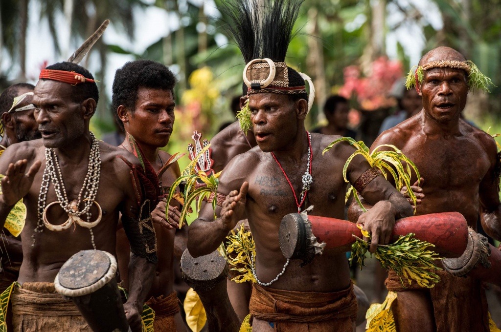 Во время традиционных праздничных представлений синг-синг папуасы всегда аккомпанируют себе при помощи деревянных ручных барабанов — окамов.
