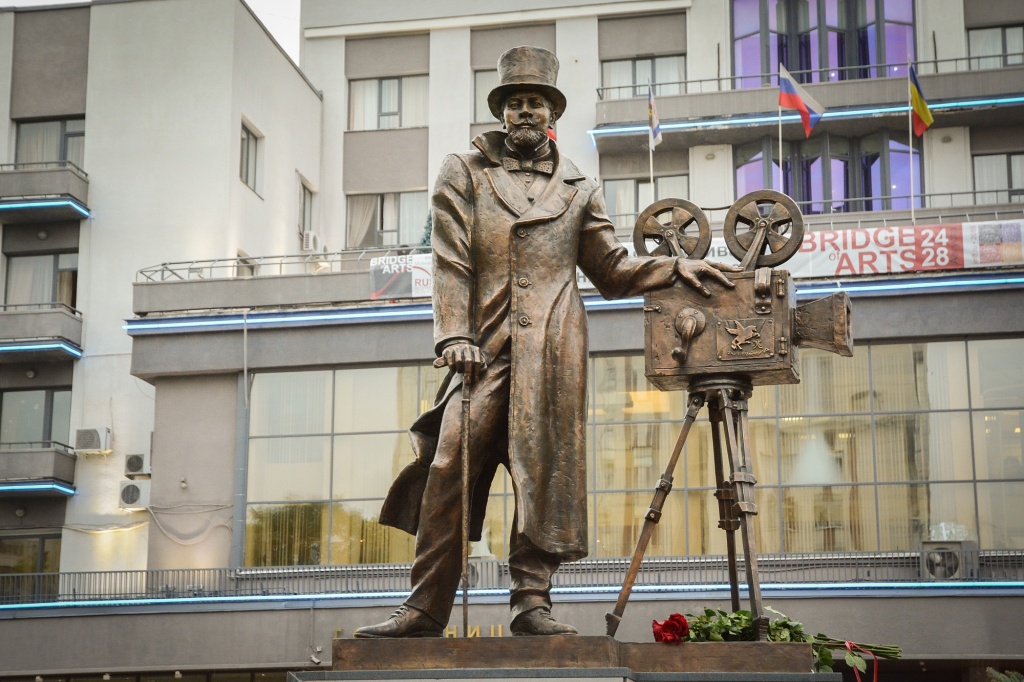 Памятник кинопроизводителю Александру Ханжонкову открыли в центре Ростова