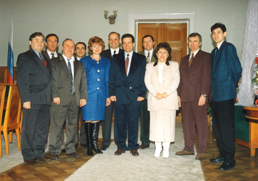 С коллегами — чиновниками администрации г. Ростова-на-Дону, конец 1990-х.