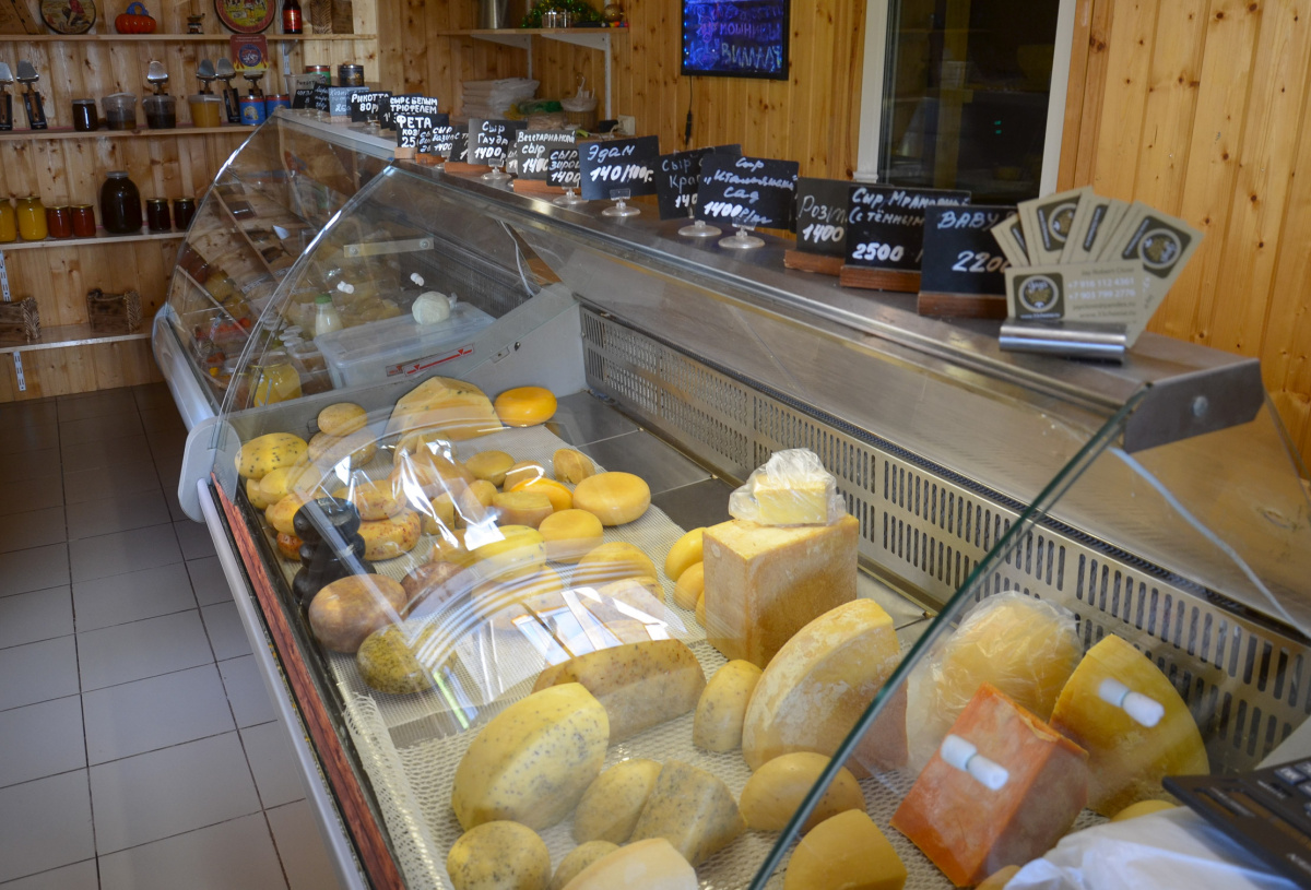 В магазине Клоуза можно купить не только несколько десятков видов сыра, но и молочные продукты, и даже морковный пирог.