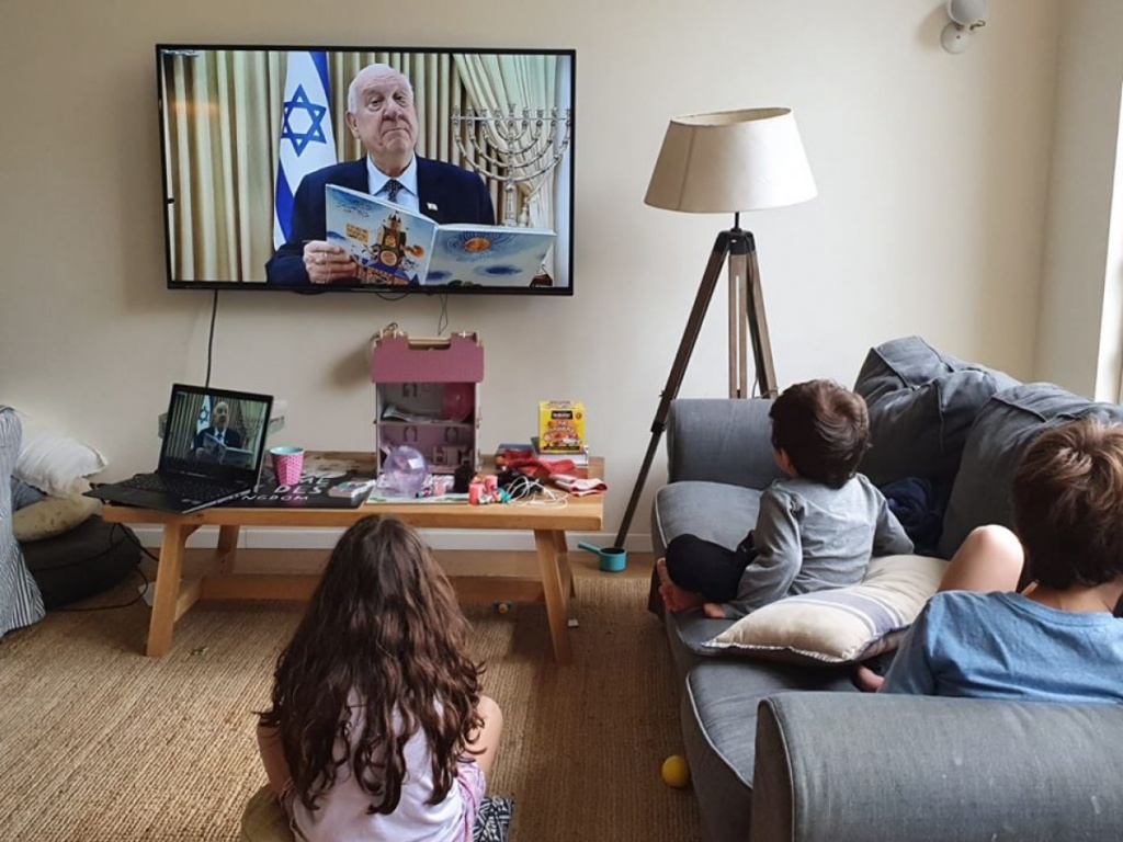 Президент Израиля Реувен Ривлин читает сказки онлайн.