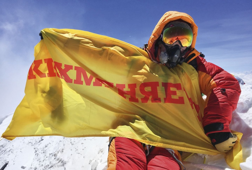 Александр Сидякин на вершине Эвереста с флагом «ЖКХ меняется».