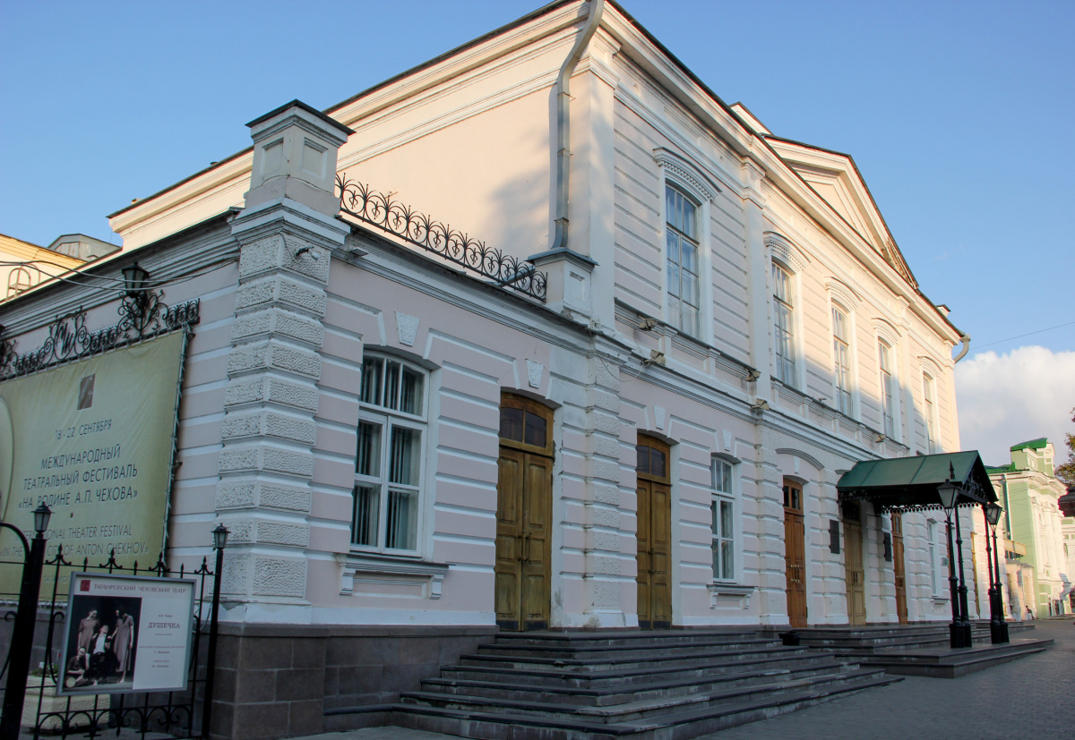 Драматический театр в Таганроге. В 1944 году ему присвоено имя Чехова.