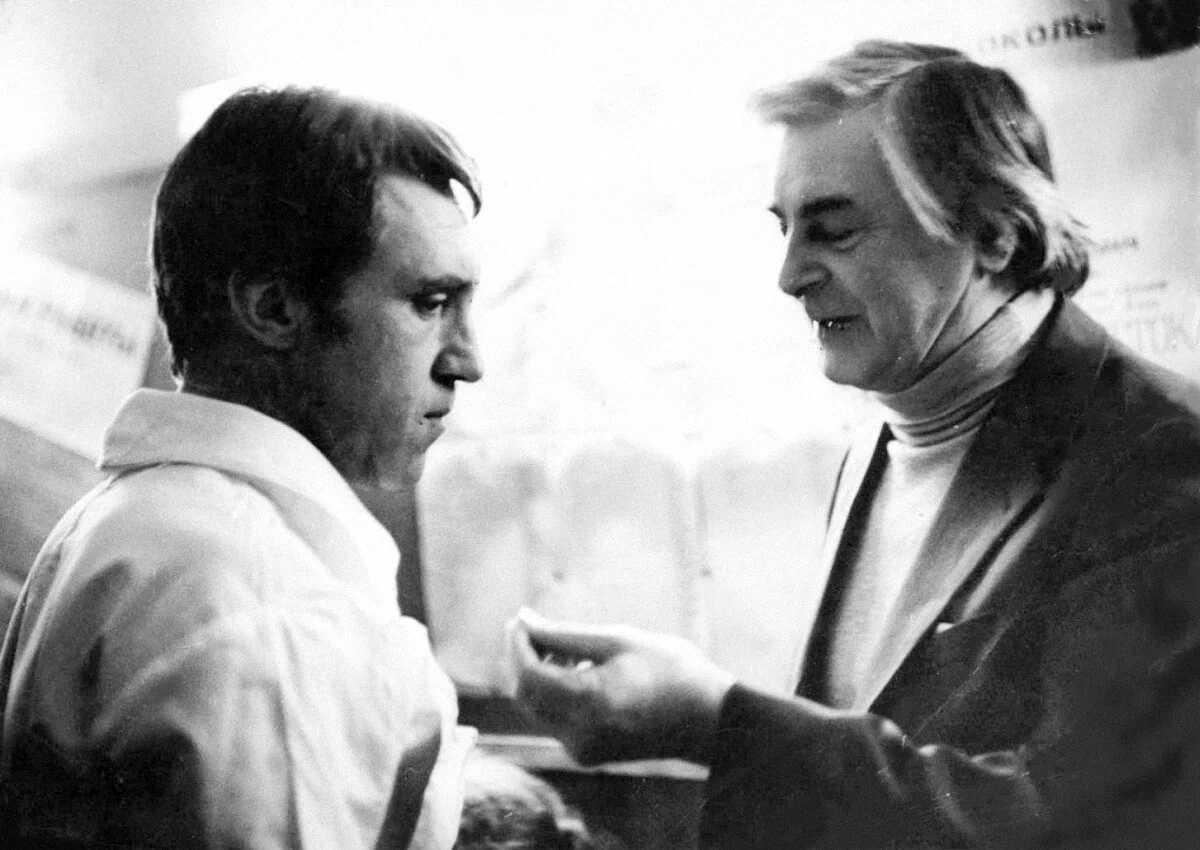 Главный режиссер и актер Театра на Таганке Юрий Любимов (справа) и Владимир Высоцкий.