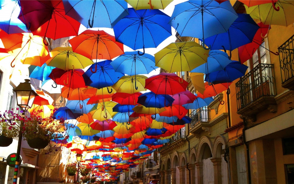 Зонтики на одной из улиц в Португалии.