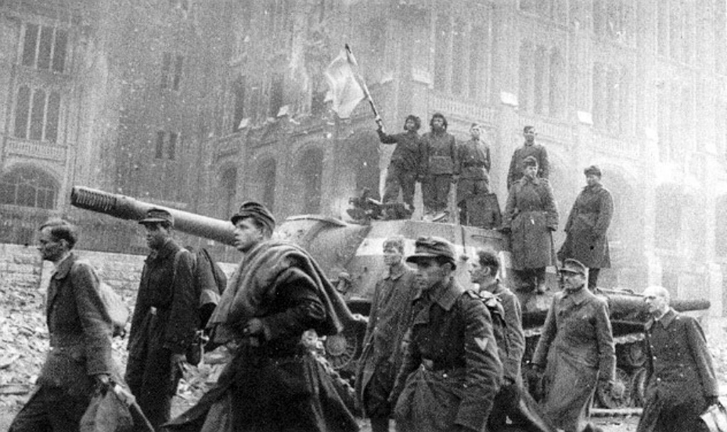 Пленные немцы, оборонявшие Рейхстаг. 2 мая 1945 года.