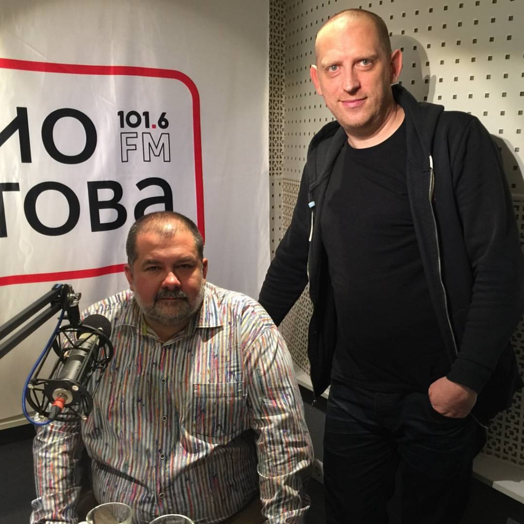Кирилл Мантульников (справа) с писателем Сергеем Лукьяненко.