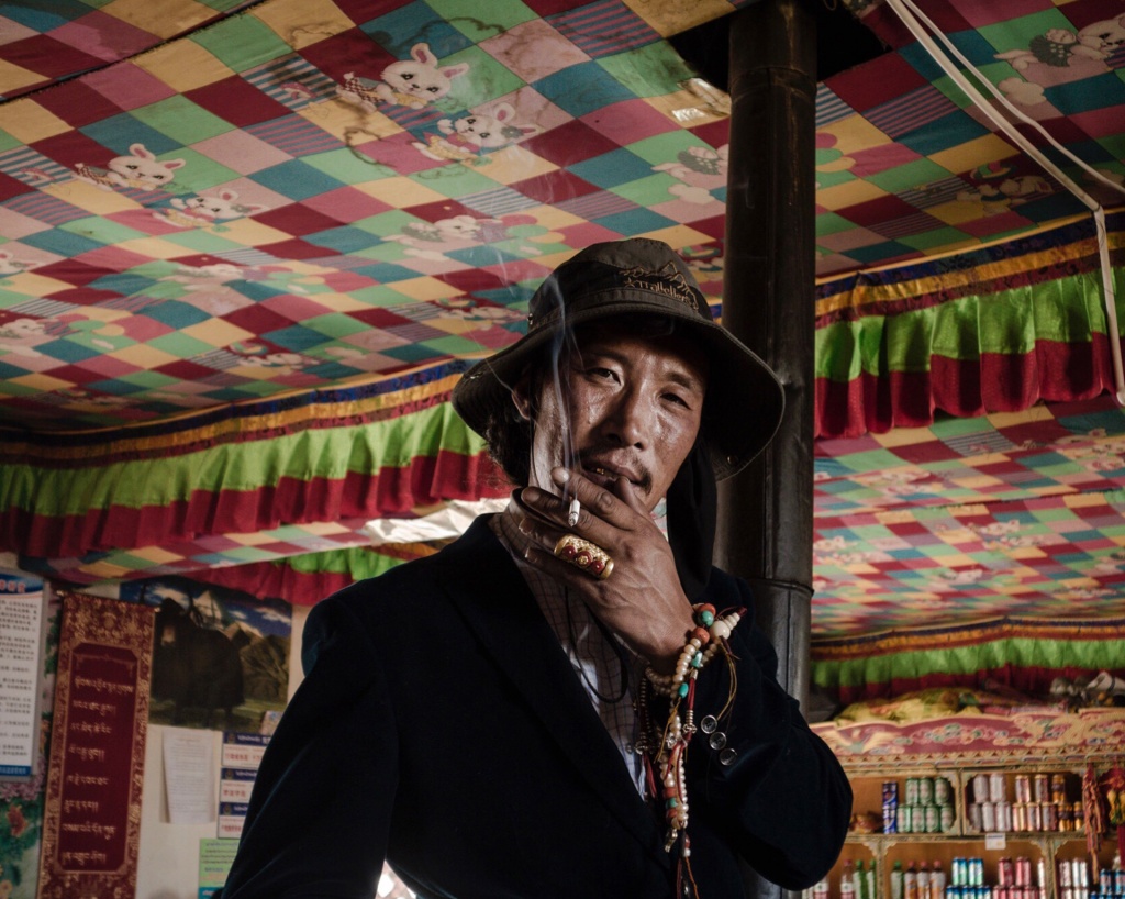 Портрет мужчины в деревенском кафе, Тибет.
