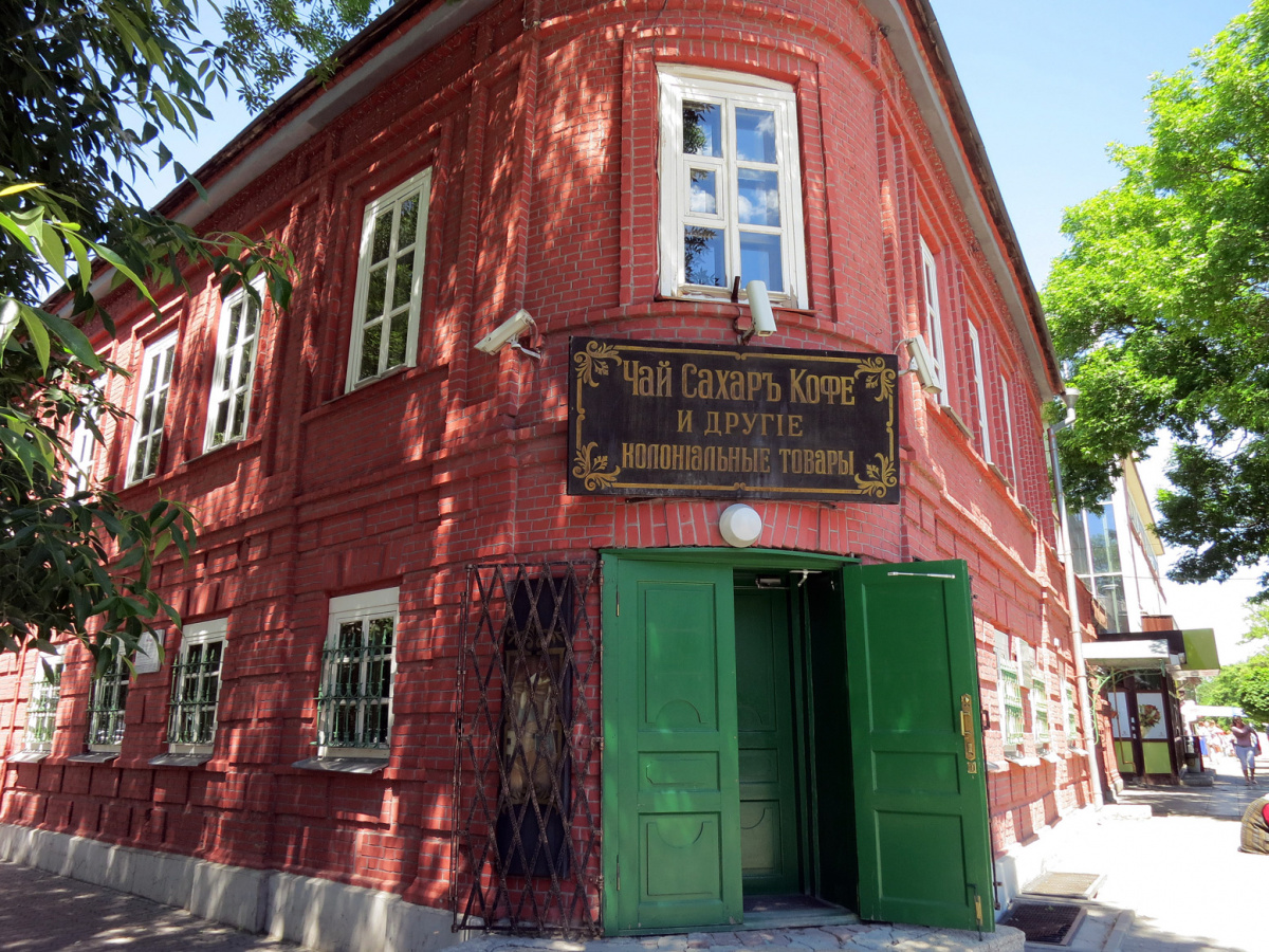 Лавка Чеховых (музей с 1977 года). Этот дом Чеховы арендовали с 1869-го по 1874 год. Жили на втором этаже, на первом велась бакалейная торговля.