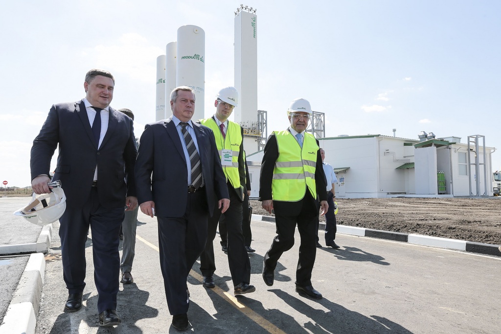 С губернатором Ростовской области Василием Голубевым и президентом «Air Products» Сейфи Гасеми на заводе компании в Азовском районе.