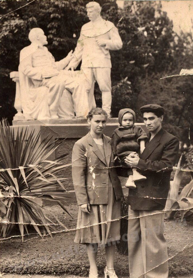 Семья таганрожцев в парке им. Горького (бывшем городском саду) на фоне памятника Ленину и Сталину. 