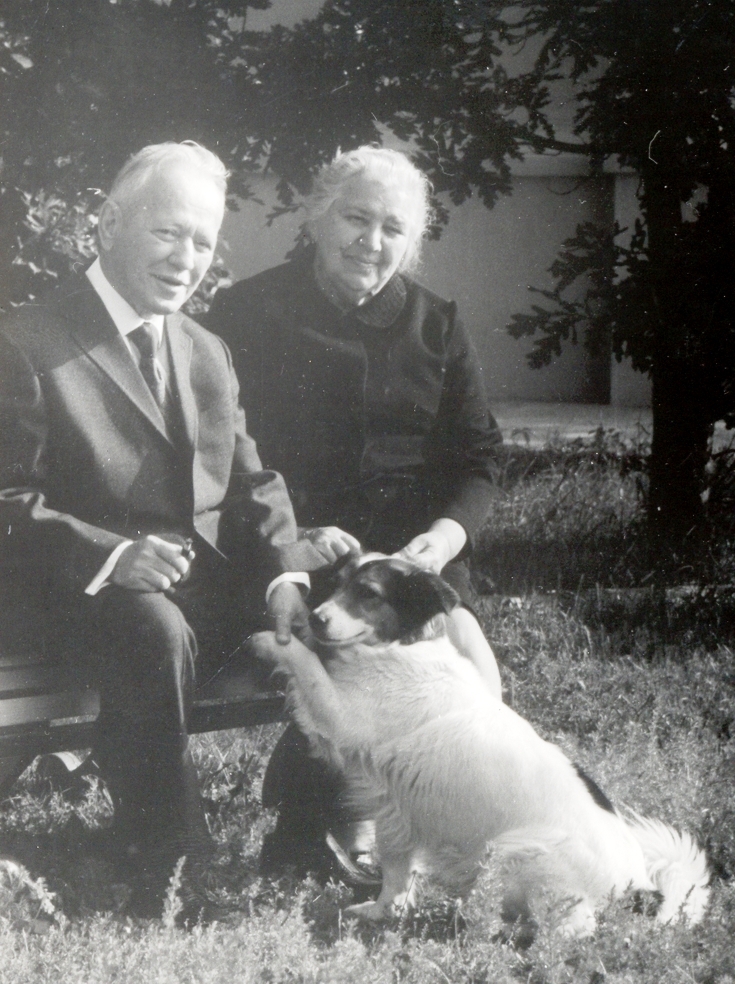 Шолохов с женой Марией и домашней любимицей Дамкой. Вешенская, 1974 год.