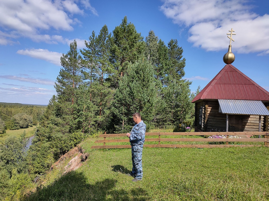 На берегу реки Лозы Корепанов построил часовню Георгия Победоносца. Именно на этом месте в далеком 1982-м он дал себе обещание возродить родную деревню. 
