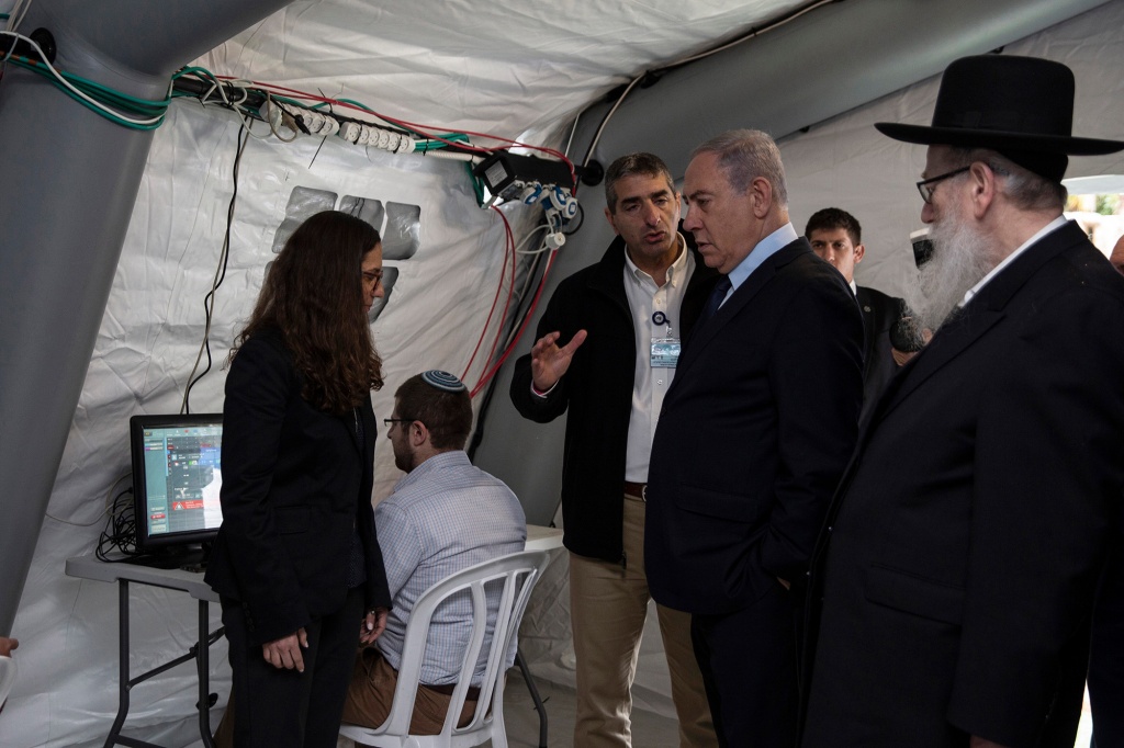 Премьер-министр Израиля Биньямин Нетаньяху (в центре).