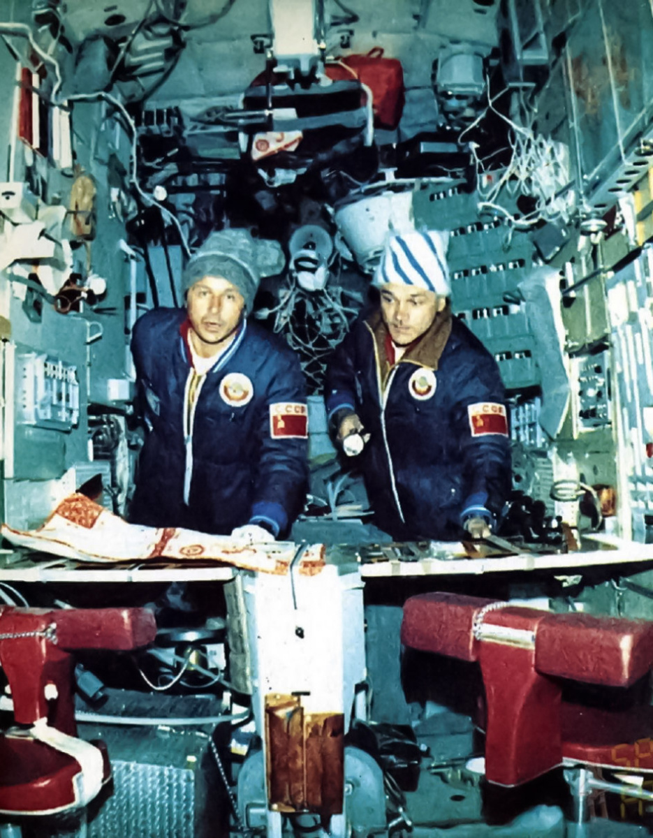 Джанибеков (справа) и Савиных в тех самых шапках, которые связала жена Виктора Лидия. Сегодня одна из шапок — экспонат Музея космонавтики (передана бортинженером «Союза Т-13».)