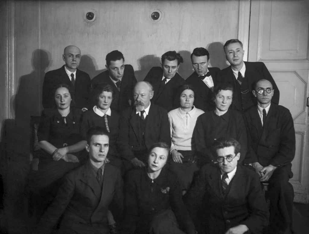 Ученики музыкального училища имени Гнесиных; во втором ряду в центре — композитор Михаил Гнесин. Москва, 1945 год. 