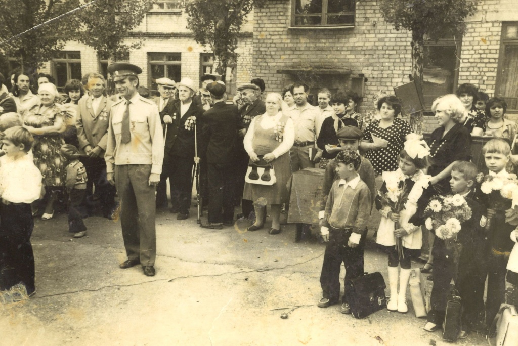 Зинаида Неярохина (блондинка справа) на торжественной линейке в начале учительской карьеры.