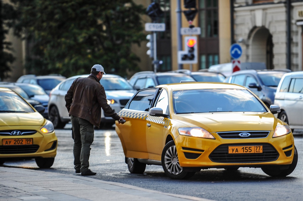 Аккредитованные машины такси должны быть либо желтого, либо белого цвета.