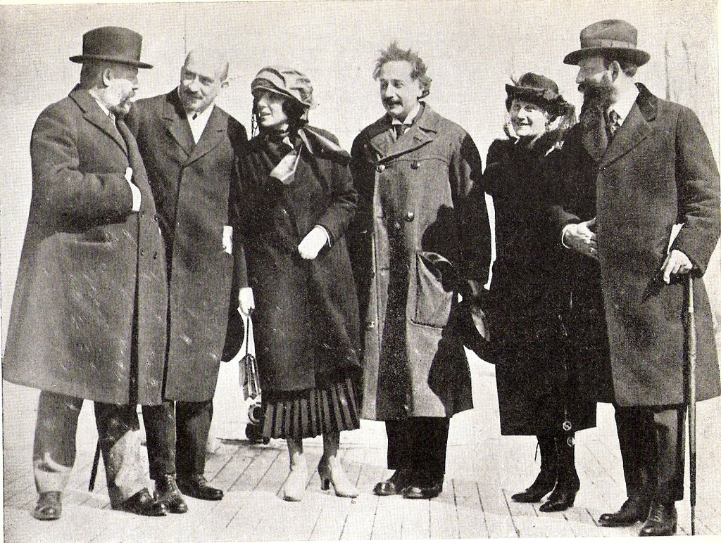 Хаим и Вера Вейцманы (второй и третья слева) с Альбертом Эйнштейном и его женой Эльзой (четвертый и пятая слева). 1921 год.