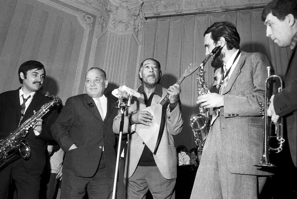 Во время советских гастролей «королю джаза» Дюку Эллингтону подарили балалайку.