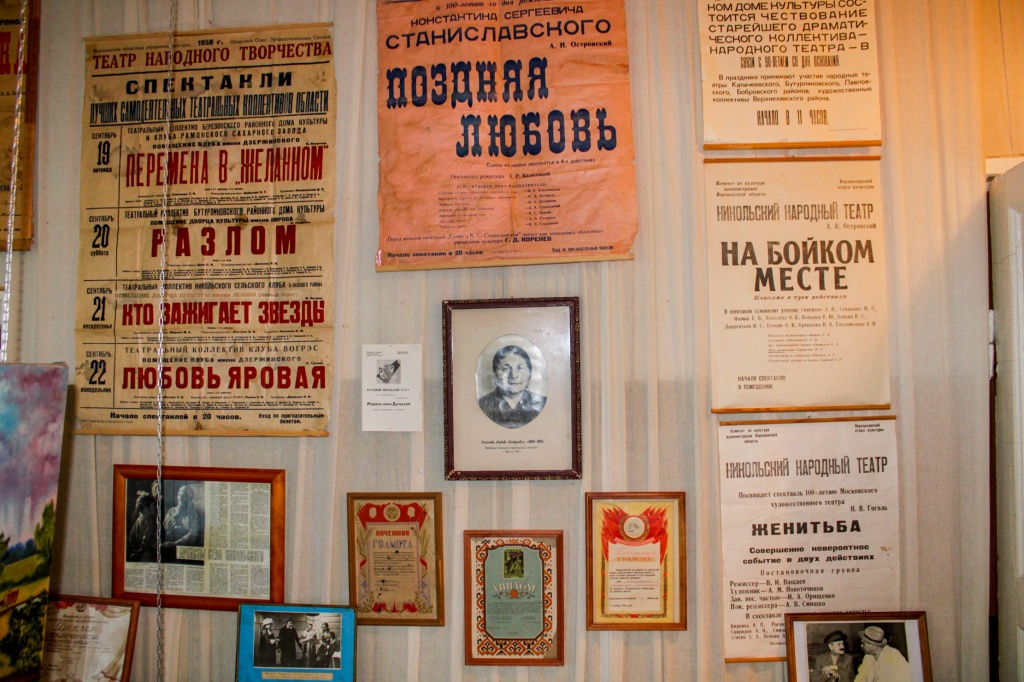 На стене театрального музея афиши разных лет, в центре — портрет местной легенды Любови Тупиковой. Крестьянская девочка, она сначала показала себя талантливой актрисой, а затем и возглавила Никольский театр.
