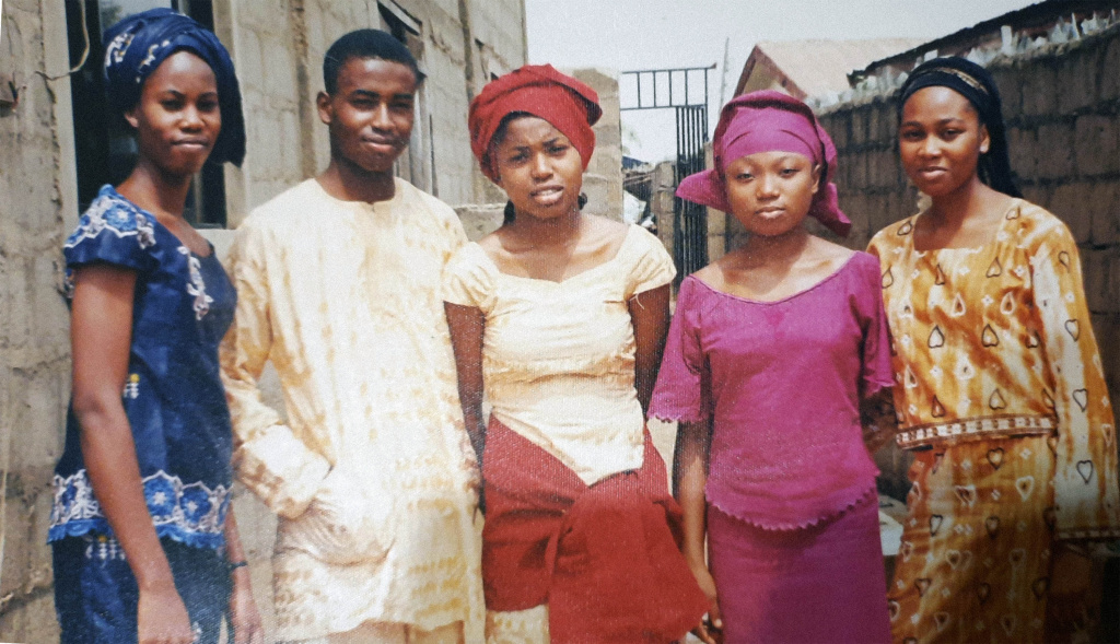 Майкл с сестрами в Нигерии.