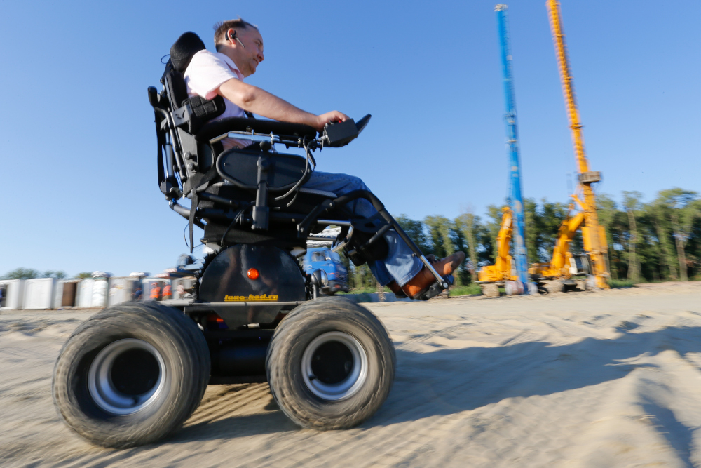 Жить своей головой-4: инвалид-колясочник во время пандемии построил фабрику