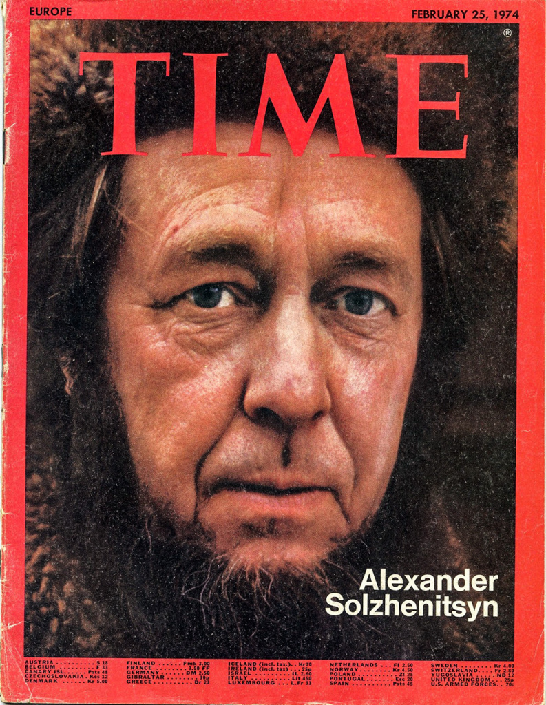 На второй обложке 1974 года Солженицын —уже писатель в изгнании, лишенный гражданства СССР.
