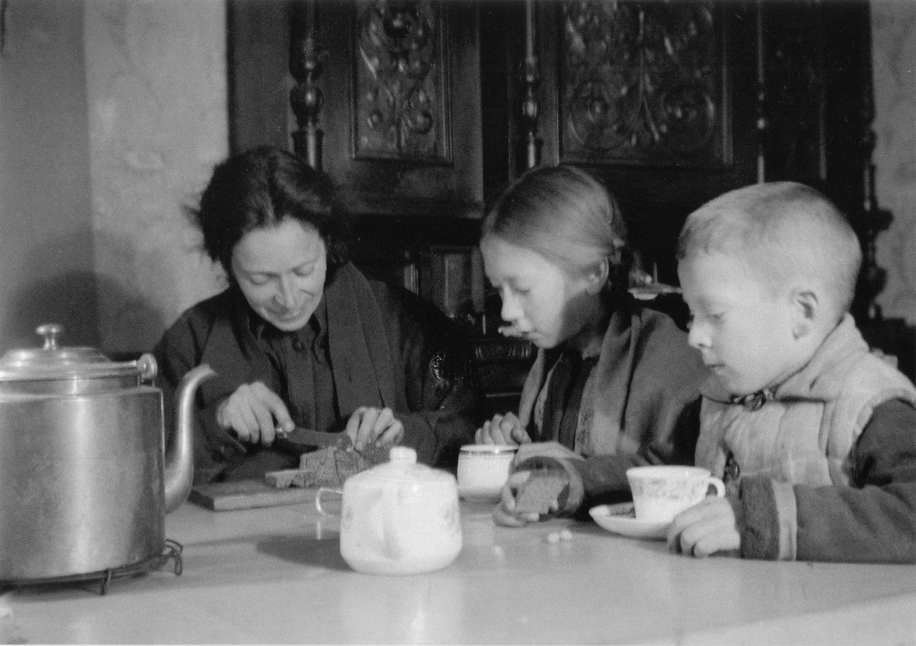 Семья ленинградцев Никитиных делит блокадный паек. Февраль, 1942 год.