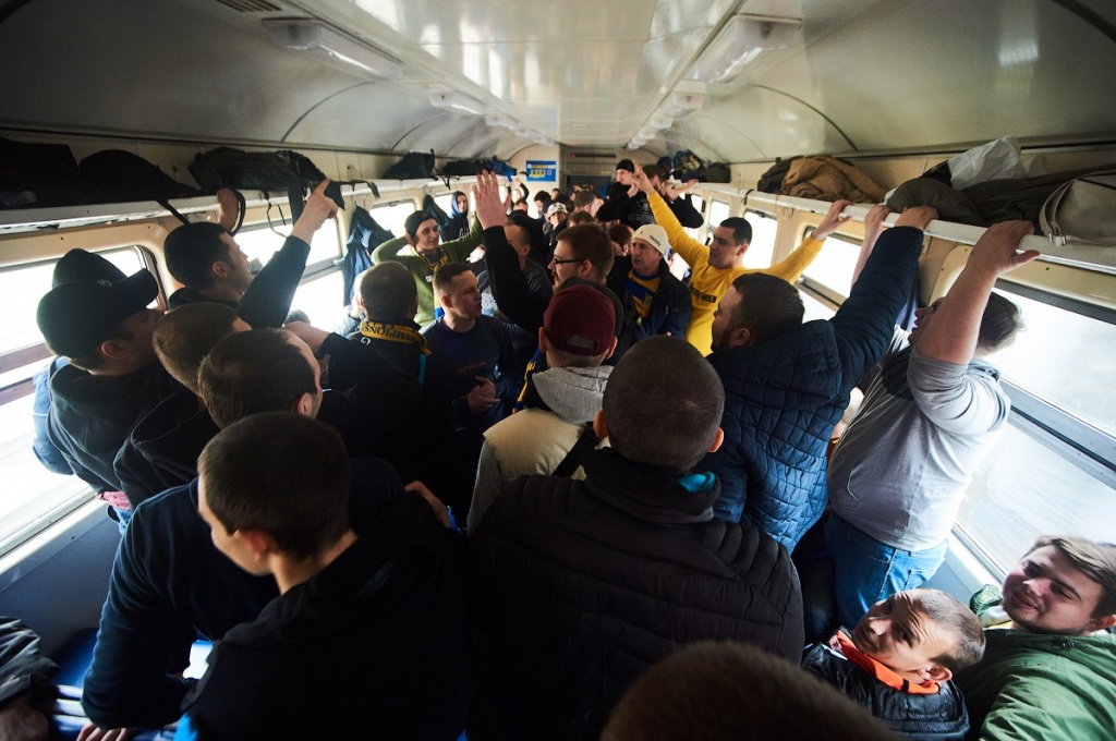 В электричке из 12 вагонов в Краснодар выдвинулось больше тысячи болельщиков.