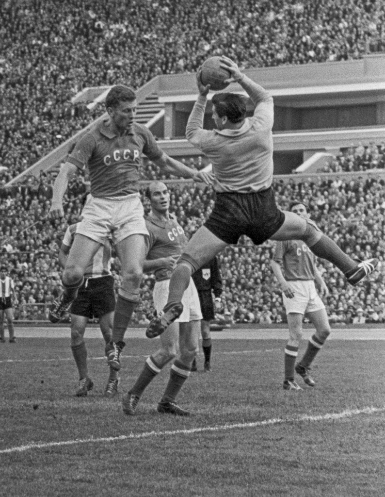 Товарищеский матч СССР — Аргентина (Москва, июнь 1961 года). На переднем плане Виктор Понедельник и аргентинский голкипер Антонио Рома.