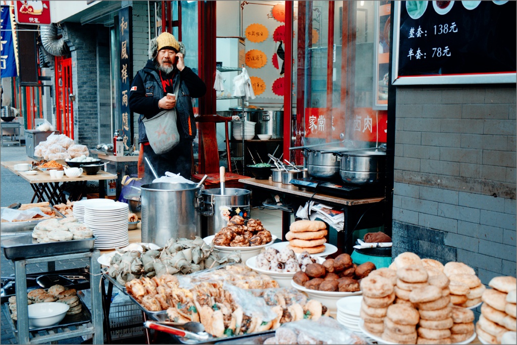 Уличный торговец едой.