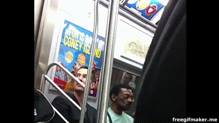 Киану Ривз в нью-йоркском метро уступает женщине место.