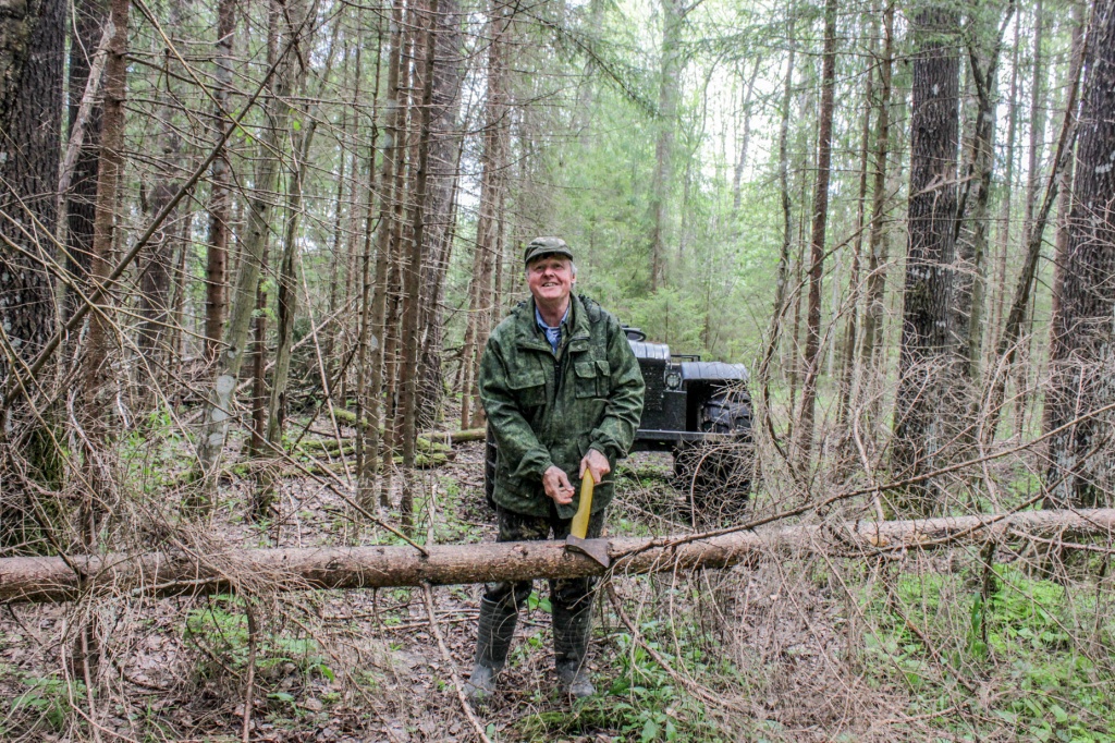 Обычно почтальон Кондаков на работу выходит один. Иногда только попросят подбросить в деревню фельдшера или участкового. В этот раз с ним в лес напросился фотограф.